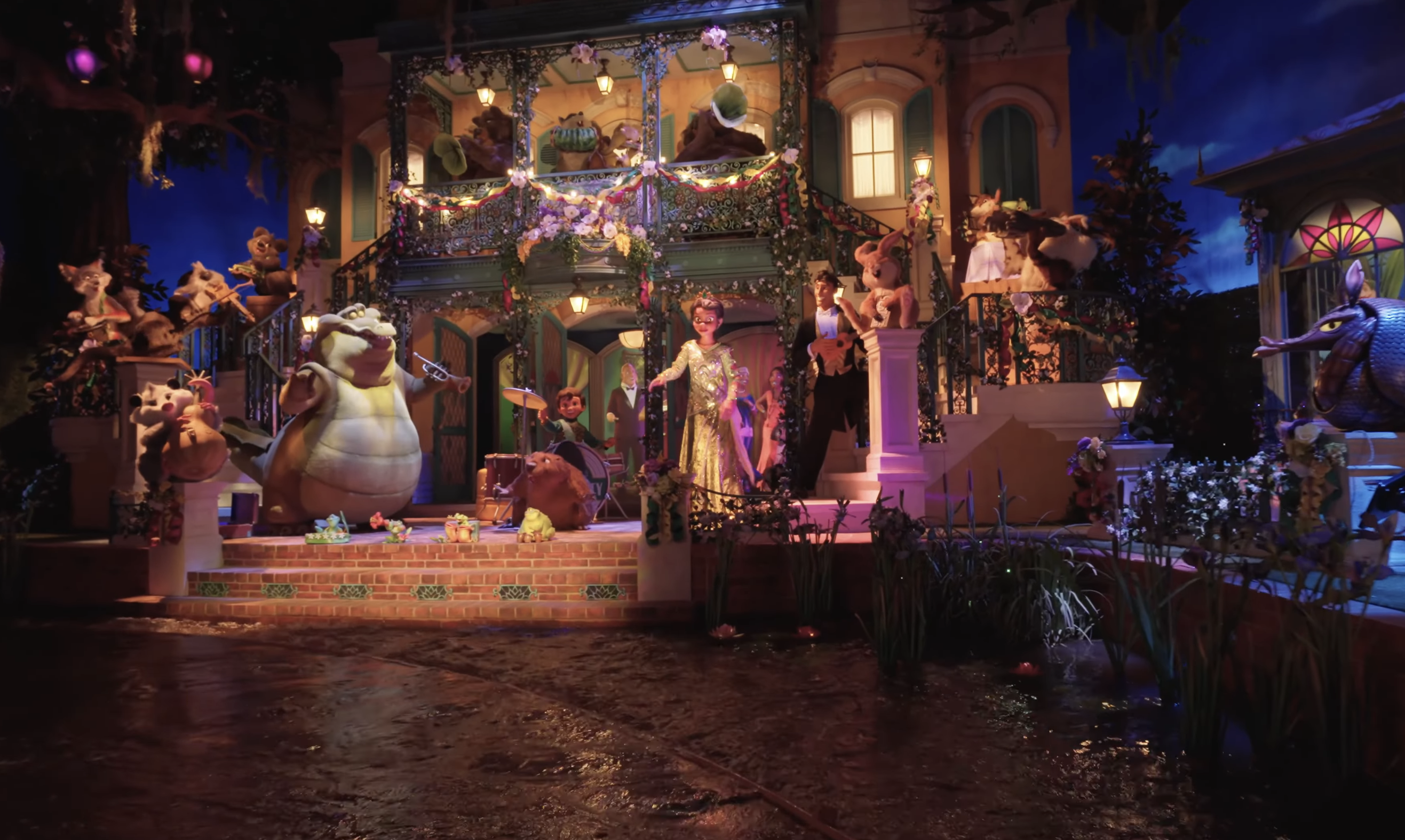 A screencap of Tiana’s Bayou Adventure at Disney World, featuring an animatronic band of animals